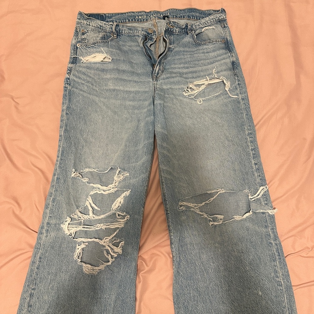 AE Distressed 90s Jeans